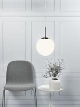 Klassiker an der Decke, Pendeleuchte mit Glaskugel Schirm weiß 30cm